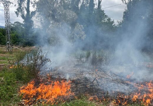 Incendio forestal en Monte da Dorna, no Concello de Rianxo