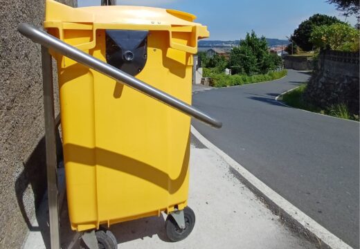 A cuadrilla municipal de albaneis traballa na instalación de sesenta novos suxeita contedores