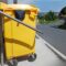 A cuadrilla municipal de albaneis traballa na instalación de sesenta novos suxeita contedores