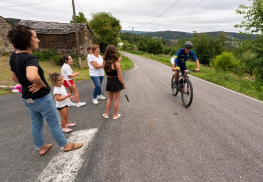 84 ciclistas participan na cronoescalada coa que arrancan este venres as festas do San Roque, en Naraío