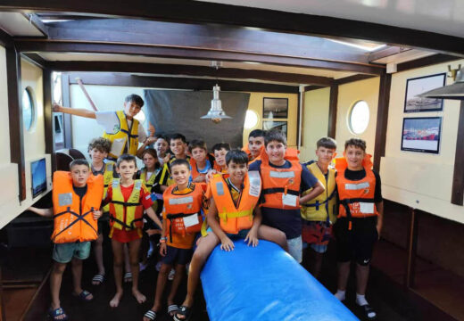 Unha trintena de nenos e nenas desfrutan do Campamento Xuvenil e Infantil do Concello de Brión en Porto do Son