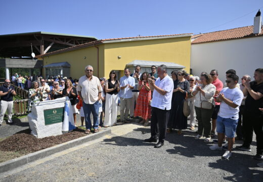 Numerosos veciños e veciñas participan no acto de recoñecemento a Manuel Fernández Siso