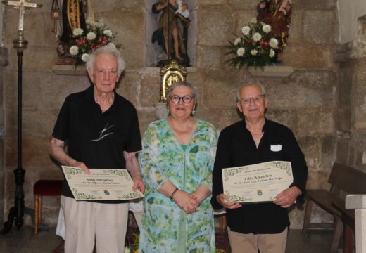 Os artistas Alfonso Costa e José Luís Veiras reciben o título de fillos adoptivos do Concello de Lousame poñendo en valor a aldea e as xentes de Camboño