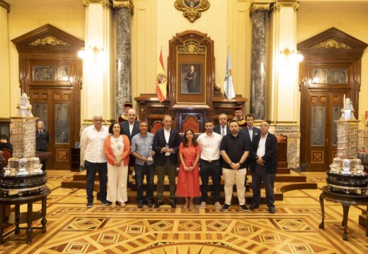 A alcaldesa Inés Rey recibe no Palacio de María Pita aos equipos do Trofeo Teresa Herrera 2025