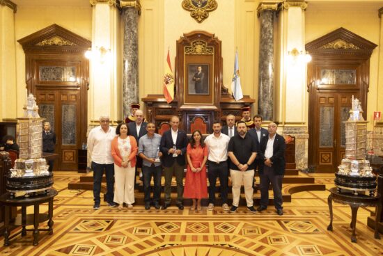 A alcaldesa Inés Rey recibe no Palacio de María Pita aos equipos do Trofeo Teresa Herrera 2025