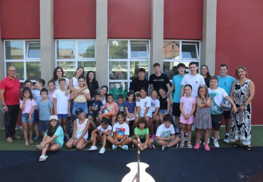 Silvia Agrafojo clausura as “Leisure activities in english”, nas que participaron 30 nenos e nenas entre os 6 e os 11 anos de idade