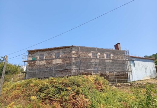 O Concello de Lousame impermeabilizará a fachada do Local Social de Cruído para rematar coas humidades