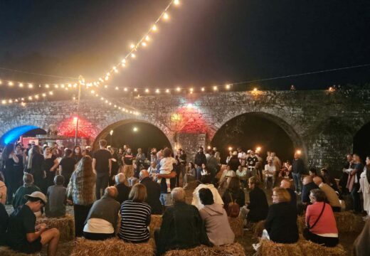 A IX Noite Velada enche de luz e música tradicional o campo do río de Ponte Ledesma