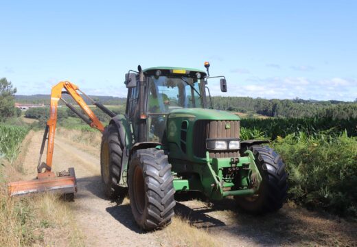 O Concello de Frades leva rozadas máis de 400 quilómetros de estradas este ano