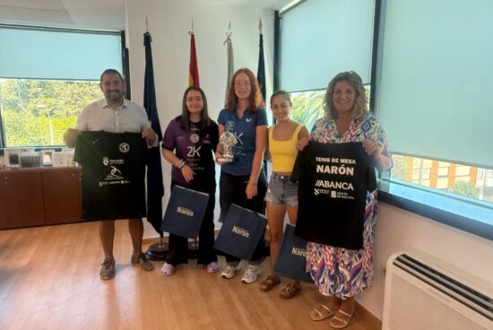 A alcaldesa recibiu a Candela Montero, Lucía Saura e Sofía Couce polos éxitos deportivos acadados no tenis de mesa