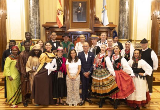 Inés Rey recibe ás catro agrupacións que participan desde hoxe no Festival Internacional de Folclore Cidade da Coruña