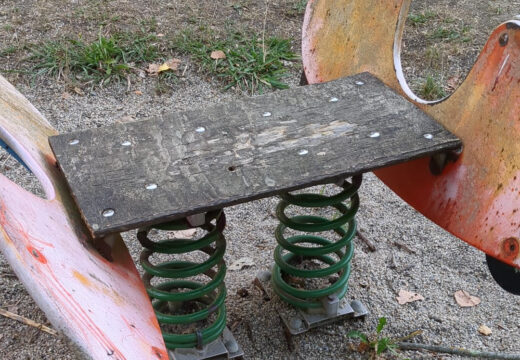 O BNG denuncia o abandono dos parques infantís e infraestruturas municipais de Cabanas