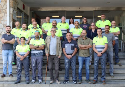 A brigada municipal de obras xa está ao completo e estrea vestiario coa nova marca que identifica os servizos públicos do noso concello: Ser Carballo