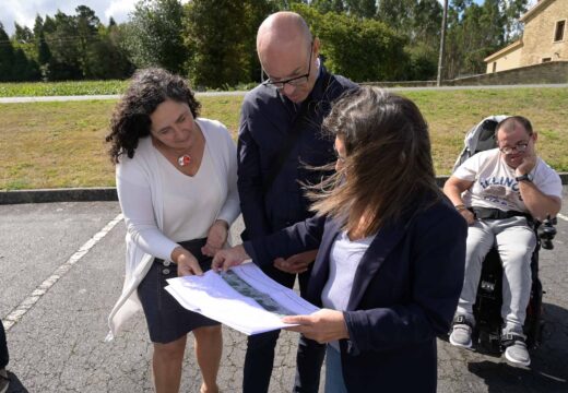Belén do Campo visita a zona na que se construirá unha senda na AC-552 en Nantón en Cabana de Bergantiños que conta cun investimento que rolda os 425.000€
