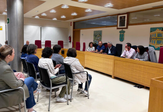 O alcalde pide a colaboración de Educación para resolver as peticións do Vicente Otero