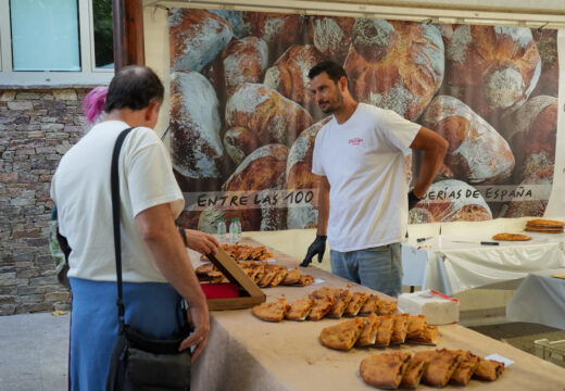 Longas ringleiras na Festa da Empanada para degustar esta delicia carralesa