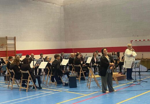 O polideportivo de Lousame encheuse de tangos na XVII Homenaxe a Prudencio Romo