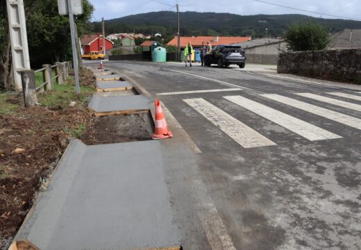 A Deputación da Coruña inicia as obras de aglomerado na estrada de Carballo a Razo e habilita un treito de senda peonil en Cances da Vila