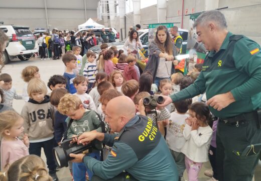O CEIP Otero Pedrayo acolleu unha multitudinaria exhibición solidaria da Guardia Civil