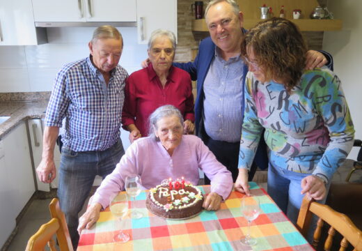 A señora Josefa Esperanza Vázquez Castiñeiras recibiu a felicitación do alcalde polo seu 101 aniversario