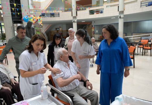 Belén do Campo acompaña aos maiores da Residencia Torrento Ballester no inicio da Campaña de Vacinación fronte á gripe e á covid-19