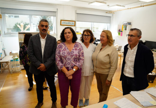 Belén do Campo supervisa a vacinación dos 338 nenas e nenos de entre 3 e 11 anos do CEIP Fogar de Carballo que participaron no programa piloto en centros escolares