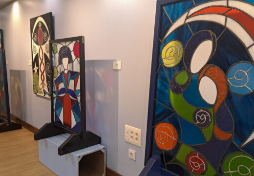 Ribeira amplía a exposición da artista Goretti Bello ata o 22 de novembro, no Lustres Rivas