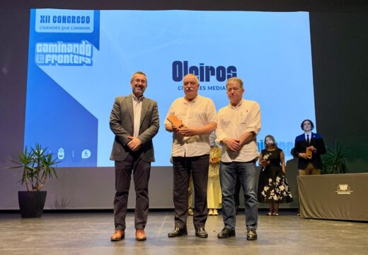 O alcalde recibe en Cádiz o Premio Cidades que Camiñan 2025 outorgado a Oleiros