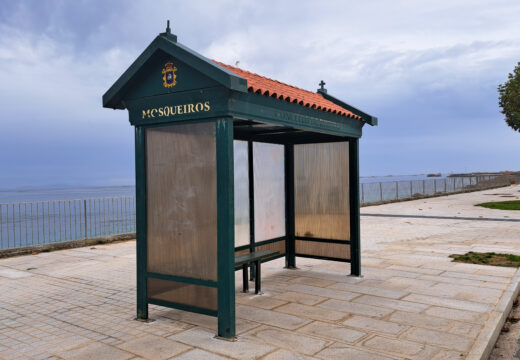 O Concello de Ribeira repón a marquesiña no paseo dos Mosqueiros