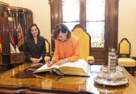 A alcaldesa recibe en María Pita á presidenta do Consello de Estado, Carmen Calvo