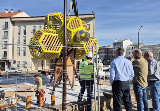 Un gran carballo de seis metros de alto é a peza central do novo parque infantil da Praza do Outeiro, que introduce outro elemento simbólico na paisaxe urbana