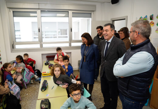 Román Rodríguez lembra que a Xunta está investindo de preto de 500 M€ en obras en centros educativos ata 2028