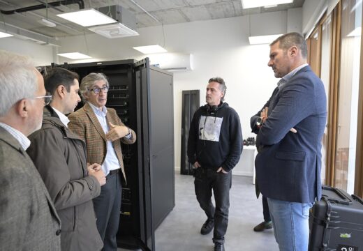 López Campos salienta a gran capacidade da industria audiovisual galega na visita ao equipo da película “Dímelo en secreto”