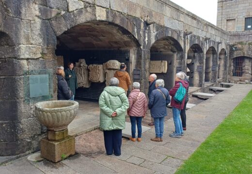 Clausura da Universidade Sénior por partida dobre, con entrega de diplomas e visita cultural á Coruña