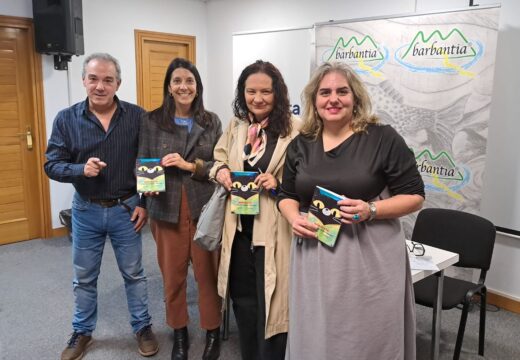 O público ribeirense introdúcese no universo felino da man da escritora Ánxela Gracián