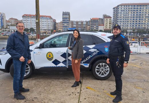 A Policía local de Ribeira incorpora un vehículo con distintivo ambiental
