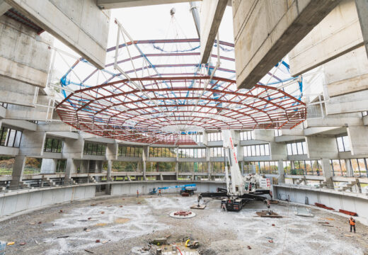 Colocada a cúpula do multiusos tras unha espectacular operación cunha grúa especial