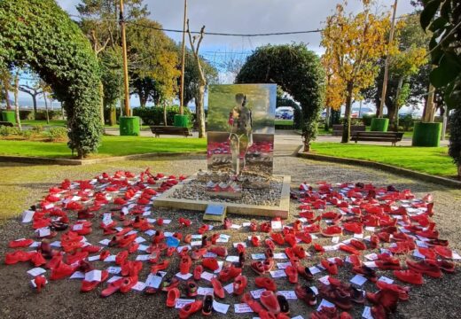 A comunidade educativa da Pobra alza a voz contra a violencia de xénero coa exposición Zapatos vermellos