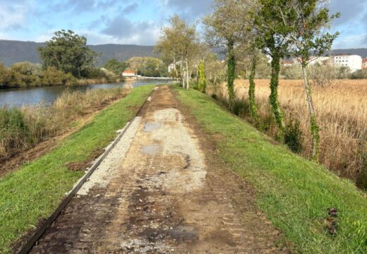 Arrincan as obras de construción da nova senda ao longo do río Anllóns