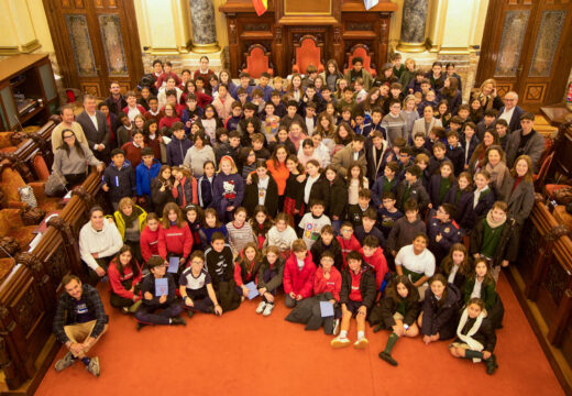 O Concello celebra o Pleno Infantil con 140 escolares que alzaron a súa voz contra a violencia dixital, no marco do Día Internacional da Infancia
