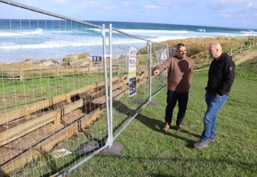 O Concello de Carballo inviste 111.000 euros na renovación das pasarelas de acceso aos areais e das varandas de madeira das praias de Razo e Pedra do Sal