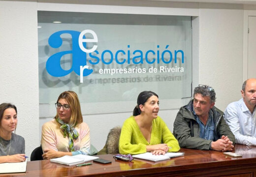 O Concello de Ribeira e a Asociación de Empresarios reúnense para avaliar necesidades en material comercial