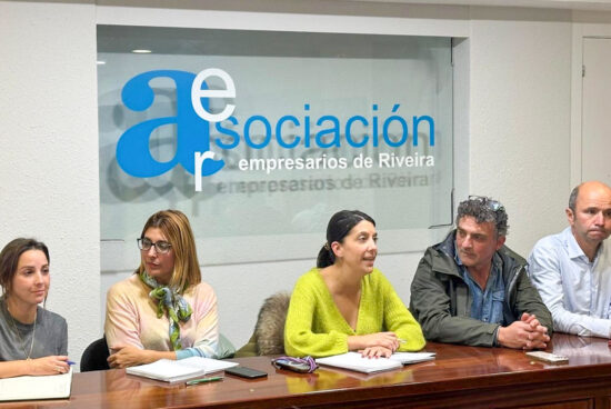 O Concello de Ribeira e a Asociación de Empresarios reúnense para avaliar necesidades en material comercial