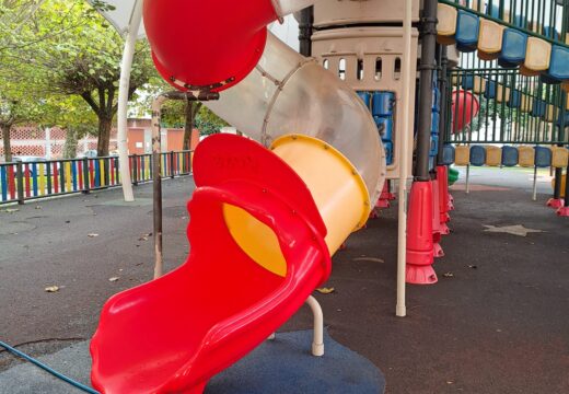 O Concello de Ribeira procede coa limpeza dos parques infantís