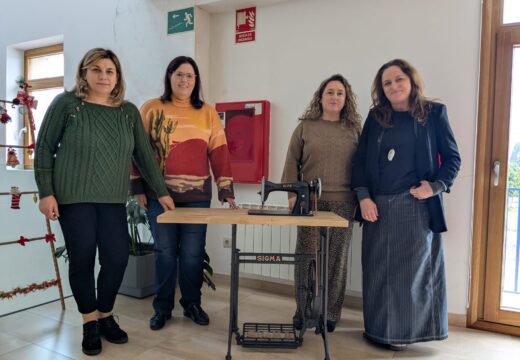 O Concello recibe a doazón da histórica máquina de coser de Fina ‘A Costureira’