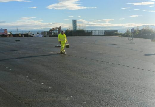 O Concello de Ribeira remata o acondicionamento do acceso ao punto limpo co pintado da sinalización viaria