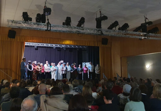 Cheo total do Club de Maiores de Boqueixón na inauguración do ciclo de teatro BocAberta