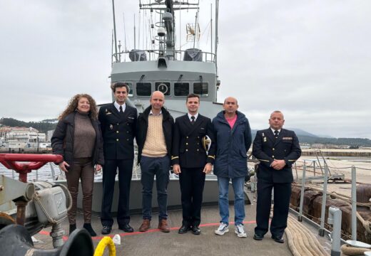 Uns 160 escolares de Ribeira visitan o patrulleiro Tabarca durante a súa escala no porto