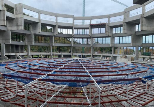 Unha espectacular operación cunha grúa especial permitirá colocar a cúpula do multiusos de Bastiagueiro