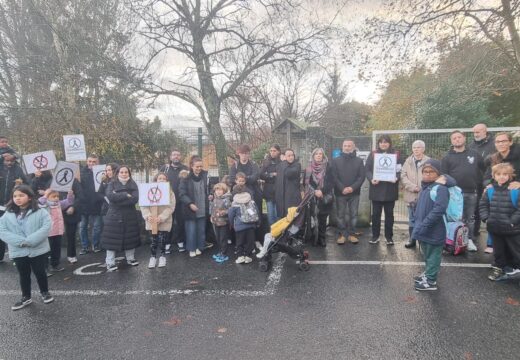 A comunidade educativa e veciñanza concentrouse diante dos coles de Oleiros polo ensino público e de calidade para todas e todos
